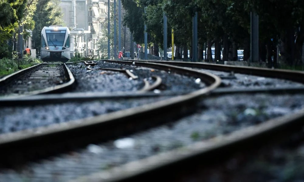 Τρένο με 80 επιβάτες ακινητοποιήθηκε λόγω πτώσης δέντρου στο Διακοπτό